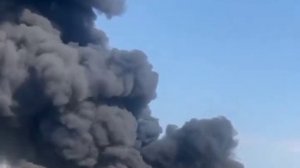 Во Франции«вдруг случайно«начался пожар на складе с химическими веществами,теперь им дыхать тяжко