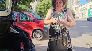 Вынесли стол на улицу.