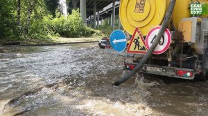 Городские службы откачивают воду с проезжих частей.