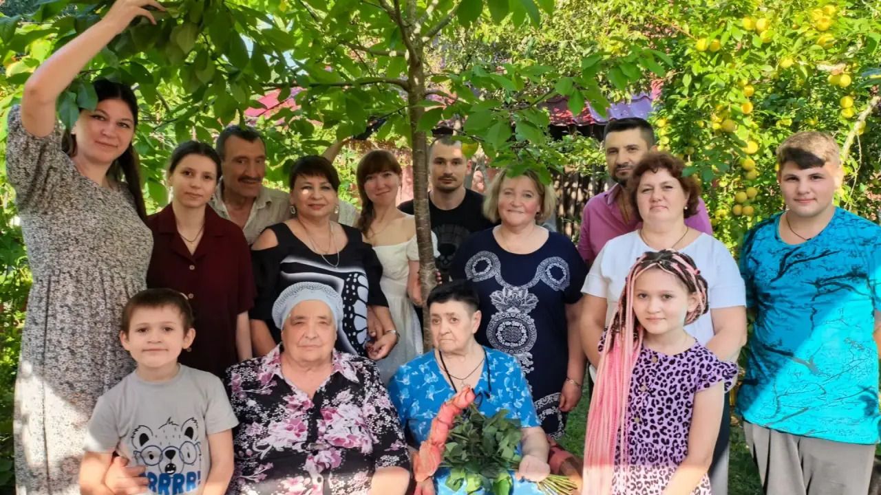 Отмечаем мой день рождения. Счастливый день. Полный дом гостей и подарков.