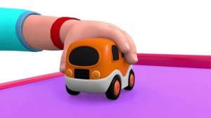 Бетти и Банни играют с игрушками для парковки машинок на колесе обозрения.