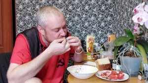 Мукбанг. Гороховый суп и малосольная скумбрия.