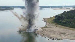 В Румынии военные взорвали подводную скалу в русле Дуная.