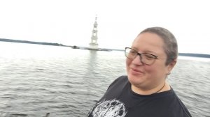 Позирую на фоне воды.