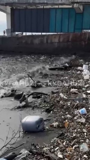 Блоки турецких сигарет и бытовой мусор выбросило на побережье Сочи