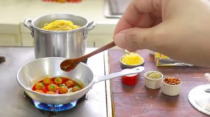 Миниатюрное приготовление спагетти с фрикадельками