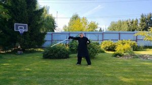 Разминка с двуручным мечом в деревне
