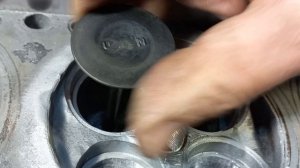Нарезаем новые посадочные места индивидуального размера под новые сёдла гбц двигатель 3UZ-FE.