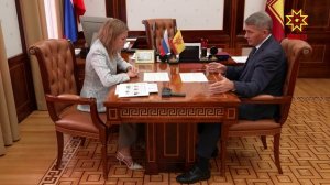 Чăваш Ен Пуçлăхĕ Олег Николаев Перекет банкĕн республикăри уйрăмĕн çĕнĕ ертӳçипе Наталья Сахаровăпа