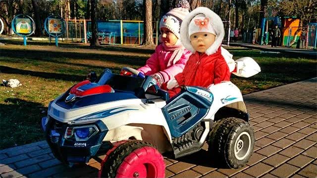 Развлечения для детей! Беби Борн катается  на машинке