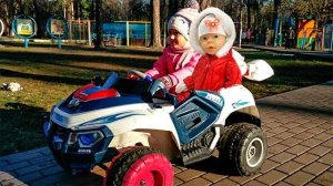 Развлечения для детей! Беби Борн катается  на машинке