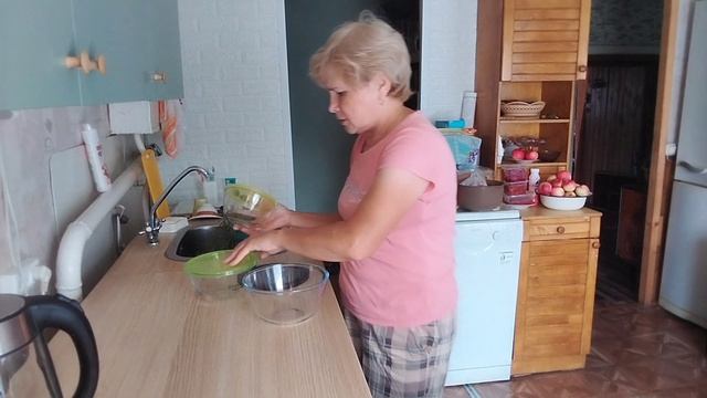Это ж надо, так себя любить. Целый день у печки.