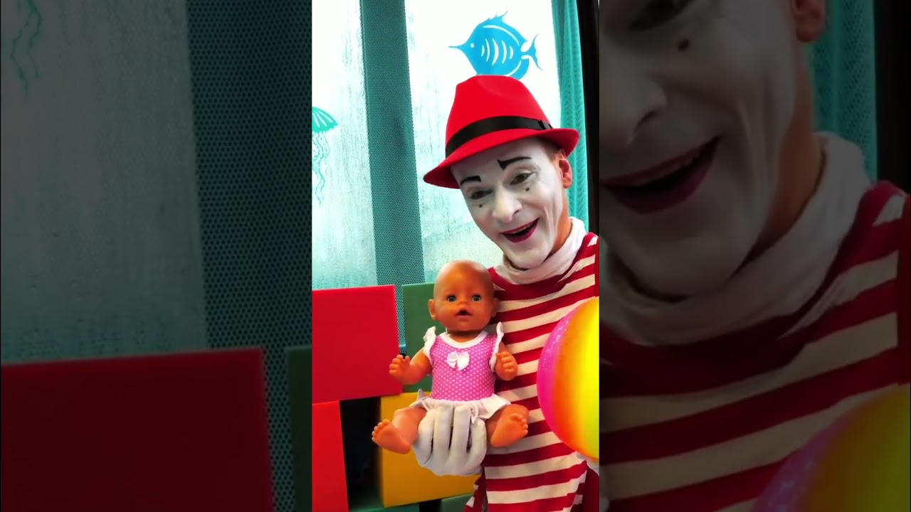 Мячик падает в воду, и клоун Мим расстраивается, но крокодил приносит его обратно и зовёт играть