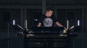 Madis - Lunar Dance (Live Performance)