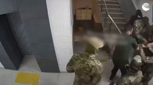 В Луцке сотрудники ТЦК ворвались в подъезд и похитили мужчину, сообщает издание «Время».