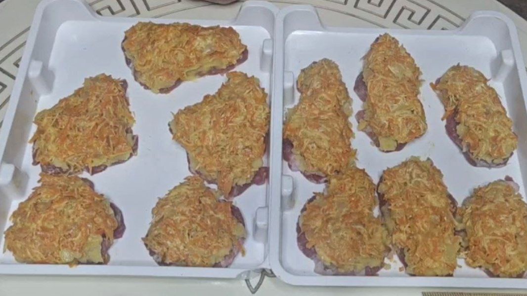 Мясная бомба под пюре и сыром.