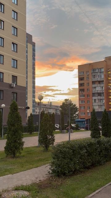 Город в золотых тонах: закат, который превращает улицы в сказку
