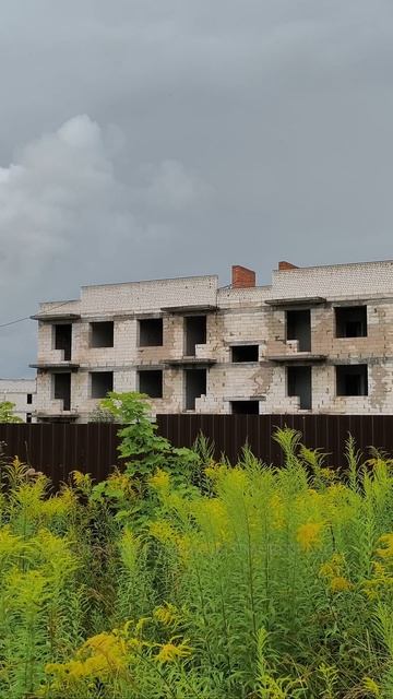 Квартал недостроенных домов в жилом комплексе 