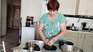Съездили на рынок. Небольшие покупки. Готовлю голубцы из свекольных листьев.