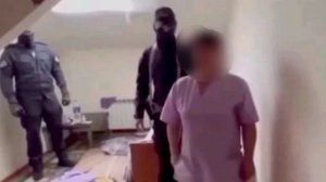 Мигрантку из Узбекистана, постелившую коврик с российским флагом, вышлют на родину.