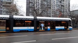 Трамвай 71-931М «Витязь-Москва» следует по маршруту 43