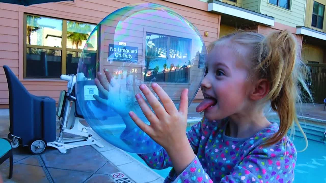 СУПЕР ПРОЧНЫЕ ГИГАНТСКИЕ ПУЗЫРИ Balloo Ball Надуваем и Играем