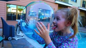 СУПЕР ПРОЧНЫЕ ГИГАНТСКИЕ ПУЗЫРИ Balloo Ball Надуваем и Играем
