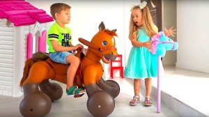 Диана играет с игрушечной лошадкой, но это игрушка Ромы!