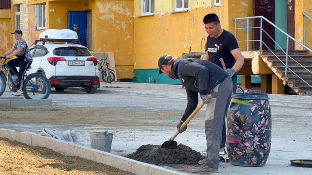 Благоустраивается двор 27 дома