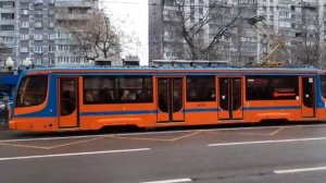 Трамвай 71-623-02 следует по маршруту 38