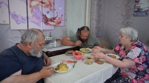 Перешли на капусту с картошкой Завтрак пары пенсионеров и сына