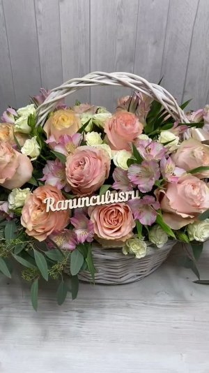 Корзина из пионовидных роз и альстромерий