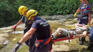В Сочи спасатели вынесли из леса женщину с травмой ноги