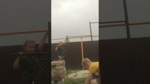 прыгаю с турника