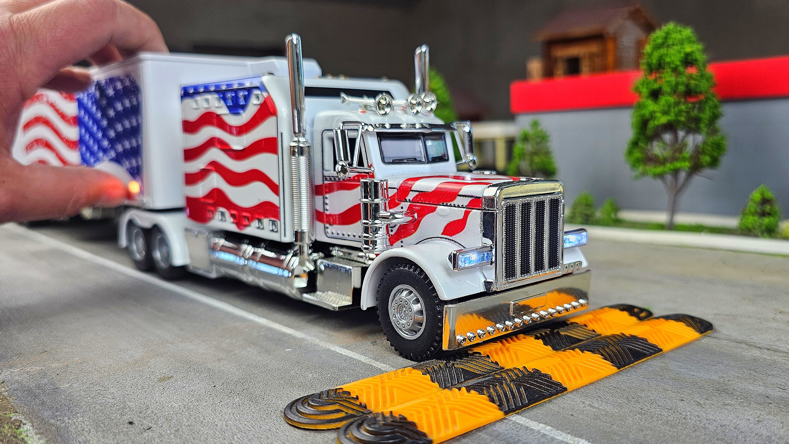 Огромная фура Peterbilt в леврее американского флага. Масштаб 1:24 свет и звук. Про машинки