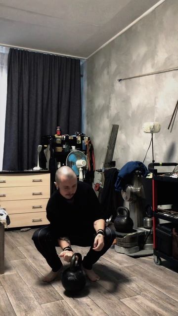 Подъём гири на мизинце