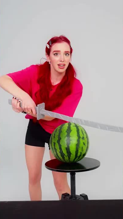 КАКАЯ КАТАНА РАЗРЕЖЕТ АРБУЗ?🍉🤺