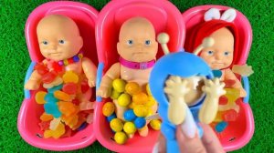 Младенцы игрушки в ванночках с конфетами