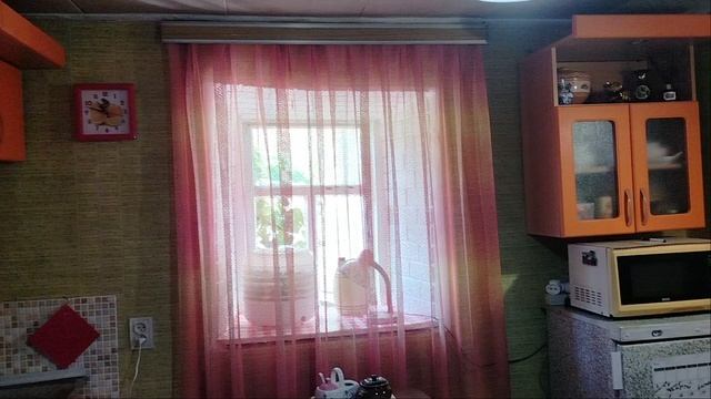 Установили в домике кухонный гарнитур. Старенький, но вместительный.