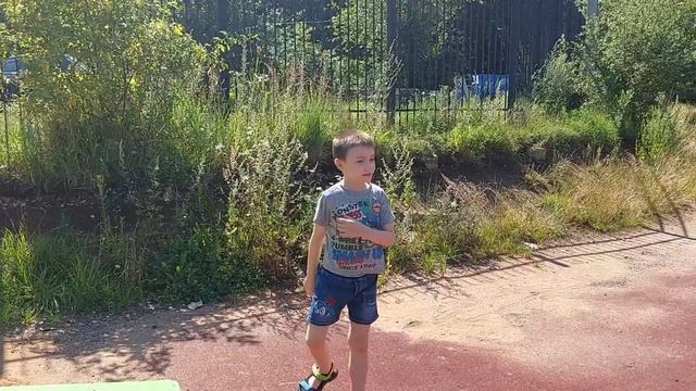 На прогулке занимаемся спортом,жаль что одни 😔🌞