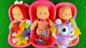 Младенцы игрушки в ванночках