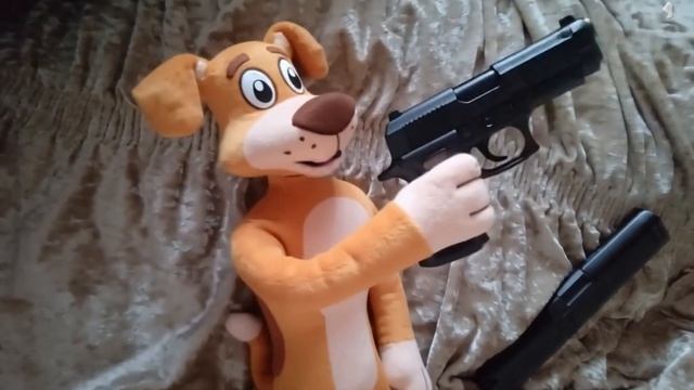 не шуйте а то мой шарик в вас будет стрелять😐😐😐(шарик это моя плюшка)
