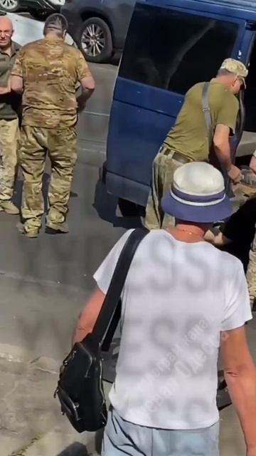 Одесситы против ТЦК. Отбили мужчину от стаи шакалов.
