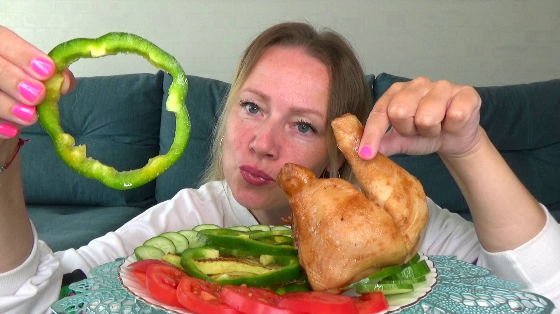 Мукбанг вкусный от Яны Кура нога, овощи яркие и сочные, кабачки жареные. Еда вкуснота.