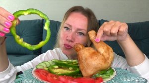 Мукбанг вкусный от Яны Кура нога, овощи яркие и сочные, кабачки жареные. Еда вкуснота.