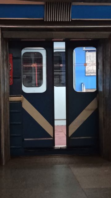 9050 и синий Балтиец на станции Звёздная 🔵