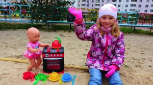 Полина играет с детской посудкой и куклой Беби Бон видео для малышей