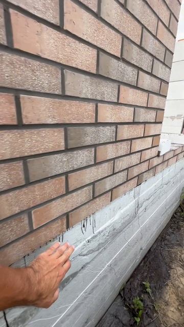 Выровняли фундамент и положили ровную стену.