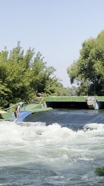 Прогулки по воде в серф лагере Донсерф на искусственной волне