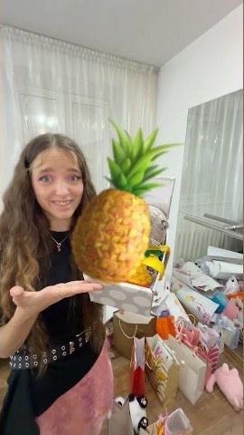 ЭТО ЧТО ЗА ПОДАРОК?!😱КВИНКА ОТКРЫВАЕТ ПОДАРКИ С КОНЦЕРТА В АСТАНЕ🥰